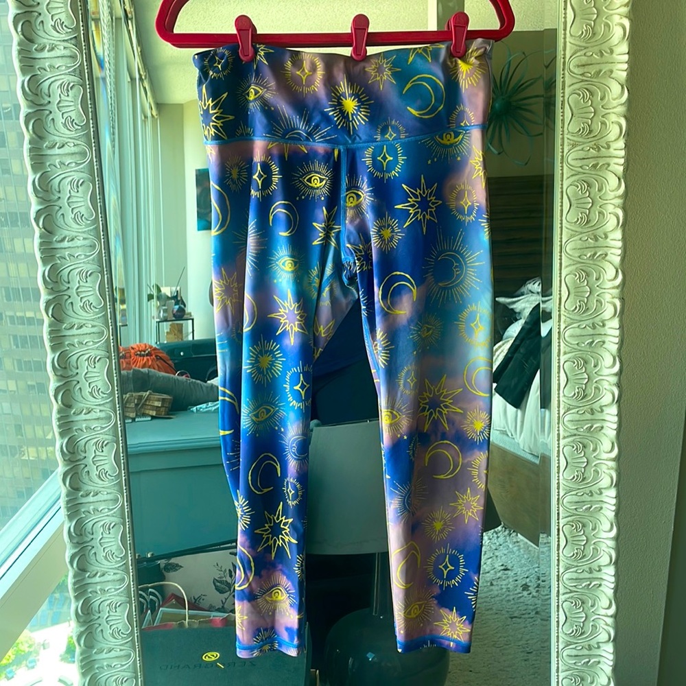 Victoria’s Secret sport leggings (Size L)